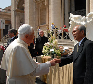 Gaylord Ho & the Pope